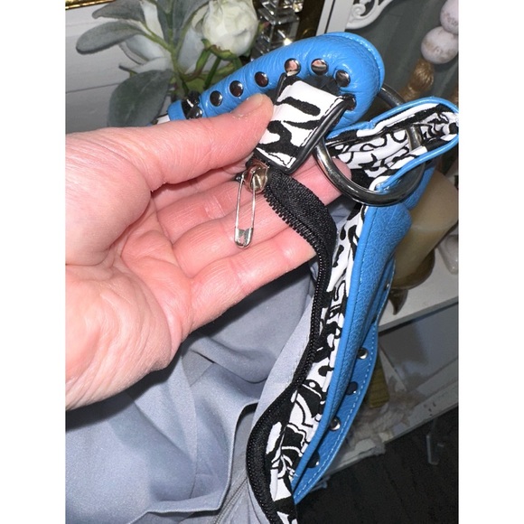 Large Blue hobo shoulder bag, features a distinctive tiered, ruffled design - Picture 3 of 8